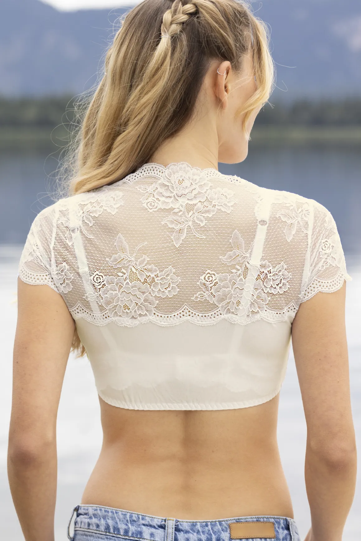 dirndlbluse_sybille_kurza_2.webp Dirndl-Bluse Sybille, kurzarm